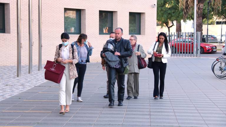 Els membres de la plataforma d'afectats Aplaca entrant a la Ciutat de la Justícia de Castelló amb els seus advocats. ACN
