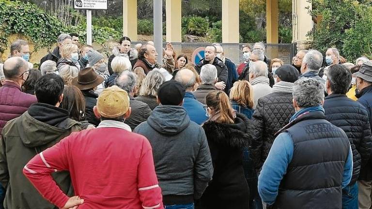 La asamblea, convocada a las puertas de la Ciutat de Repòs, reunió a unas 200 personas. FOTO: FABIÁN ACIDRES