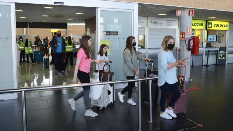 Usuarios en el Aeropuerto de Reus, ayer. Foto: Alba Mariné