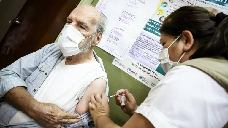 Una enfermera administra una dosis de la vacuna. Foto: Efe