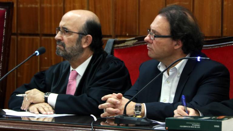 El abogado del exalcalde Daniel Masagué, a la derecha, junto con su abogado Pau Simarro durante la vista en la Audiencia Provincial. FOTO: ACN