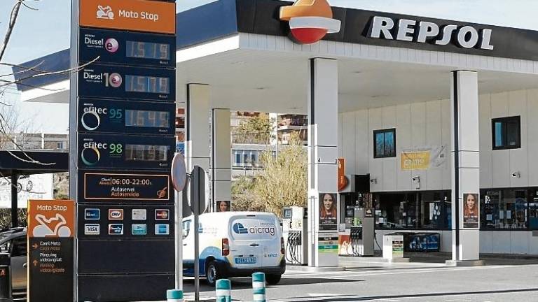 Una gasolinera en Tarragona. El conflicto bélico disparará aún más los precios, que ya son de récord. FOTO: PERE FERRÉ