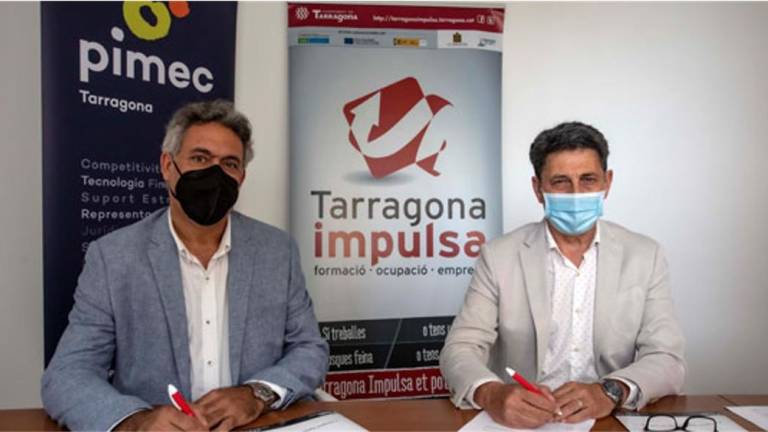 El conseller d’Ocupació i Desenvolupament Econòmic, Manel Castaño, i el president de PIMEC Tarragona, Jordi Ciuraneta, han signat un conveni de col·laboració per tal d’impulsar l’emprenedoria. Foto: Cedida