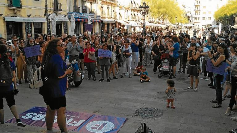Unas 150 personas se congregaron en Tarragona y otras 200 en Reus contra la decisión de dejar en libertad a La Manada. FOTO: cedida