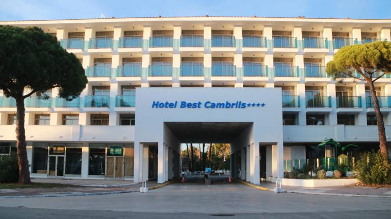 Imagen de uno de los hoteles de Cambrils, cerrados en temporada baja. ACN
