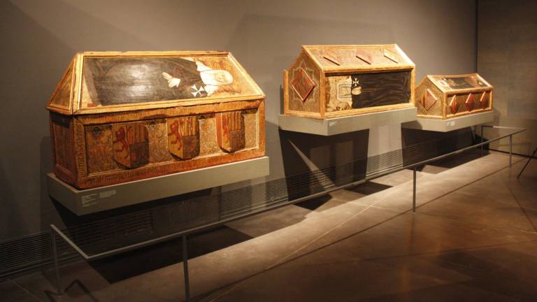 Els tres sarcòfags de les monges de Sixena que es troben exposats al Museu de Lleida. FOTO: ACN