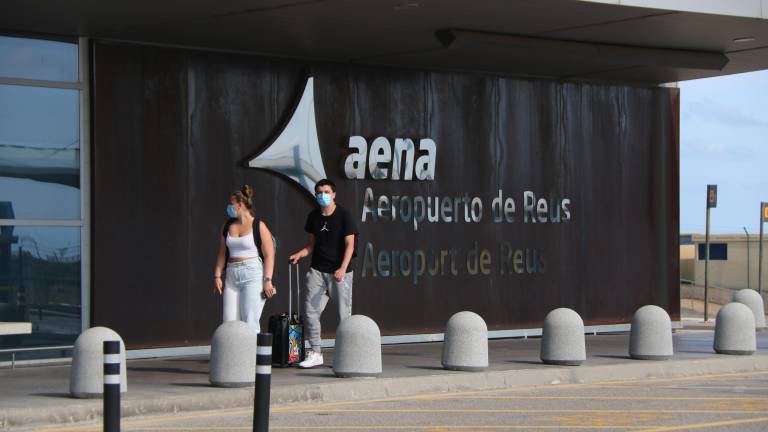 Imagen de una pareja entrando al aeropuerto de Reus. ACN