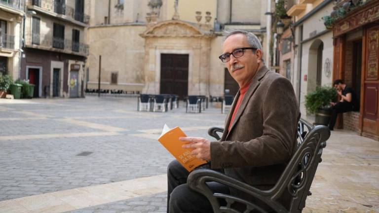 Antoni Nomen con un ejemplar del poemario ‘Si això ha dedurar’. FOTO: FABIÁN ACIDRES