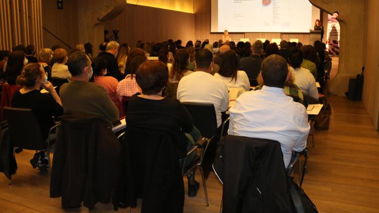 Los asistentes en el primer congreso en Barcelona sobre covid persistente, celebrado al recinto modernista de Santo Pablo con varios profesionales del sector de la salud. Foto: ACN