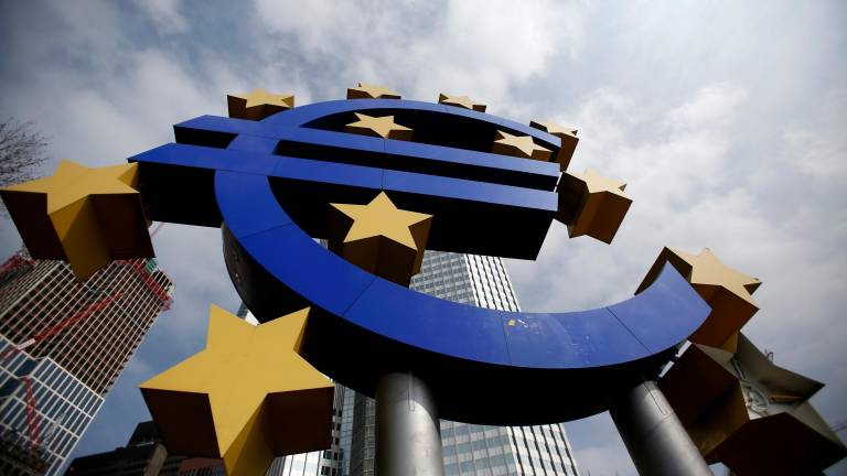 El símbolo del euro delante de la sede del Banco Central Europeo en Francfort. Foto: ACN