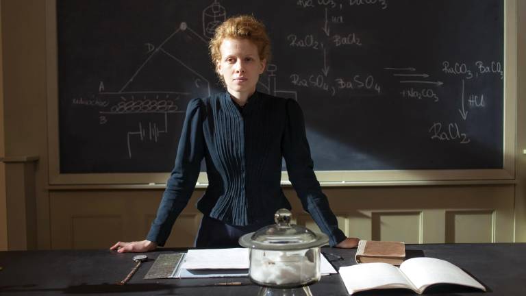 El filme retrata la vida de Curie no sólo como científica sino también como mujer.