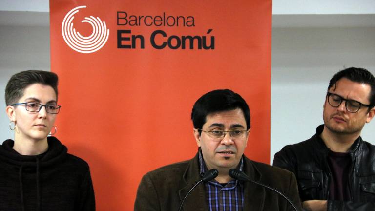 El primer teniente de alcalde, Gerardo Pisarello, con el portavoz de Barcelona en Común, Enrique Bárcena. FOTO: ACN