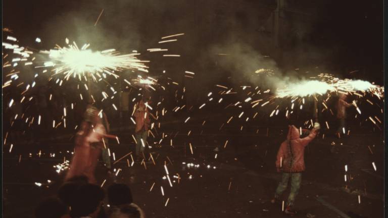 El ball de diables al Carnaval de 1985, pl. de la Font, amb la indumentària rosada i verda. Foto: Ajuntament de Tarragona·Centre d’Imatges de Tarragona·L’Arxiu·Fons Cine Foto Vallvé