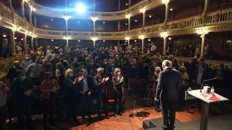 L’alcalde de Reus, Carles Pellicer, rep els aplaudiments dels assistents en acabar la seva conferència al Teatre Bartrina. FOTO: FABIÁN ACIDRES