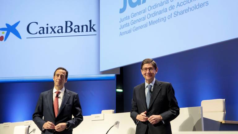 José Ignacio Goirigolzarri (a la derecha) , presidente, y Gonzalo Gortázar, consejero delegado de CaixaBank, al inicio de la junta general ordinaria de accionistas de la entidad.FOTO: EFE