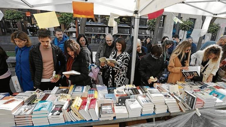 La afluencia a las paradas de libros fue constante durante toda la jornada. Foto: Pere Ferré