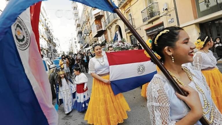 La imagen de la Virgen de Caacupé fue llevada en procesión por la calle Unió. FOTO: PERE FERRÉ