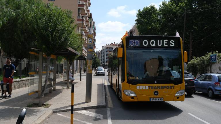 Un bus de la L30 pasando, ayer por la mañana, por delante del CAP Sant Pere. FOTO: Fabián Acidres