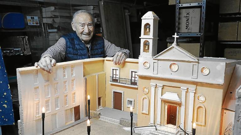 Pere Soler con la maqueta de la plaza y la iglesia de Sant Joan. FOTO: PERE FERRÉ