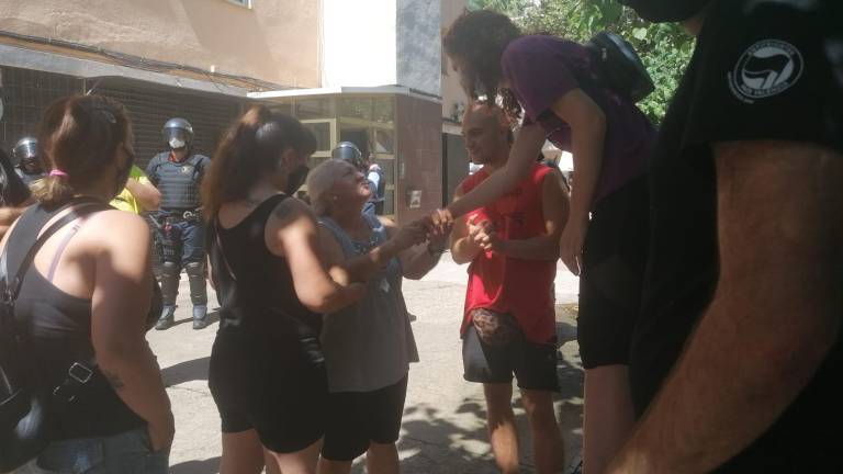 Leonarda, en el centro, arropada por vecinos y manifestantes. FOTO: Alba Mariné