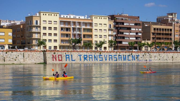 Pintada contra el transvasament de l’Ebre a Tortosa. FOTO: JOAN REVILLAS