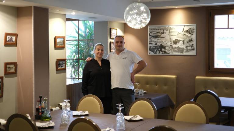 Alícia y Carlos en la sala principal del restaurante ‘Las Brasas de Salou’. foto: fabián acidres