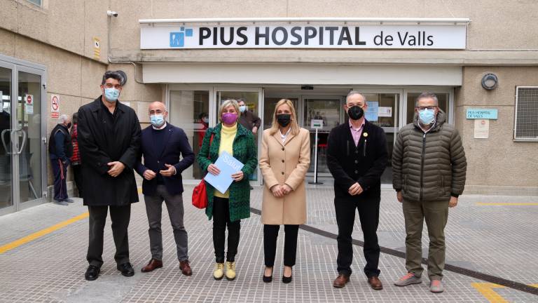 La alcaldesa de Valls, Dolors Farré; y la consellera de Salut, Alba Vergés; en centro de la imagen; en la llegada al Pius Hospital de Valls. Foto: ACN