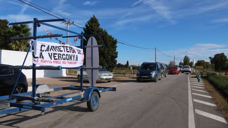 En l'acció, els manifestants han tallat la via i han senyalitzat les zones més perilloses i malmeses amb pintura. ACN
