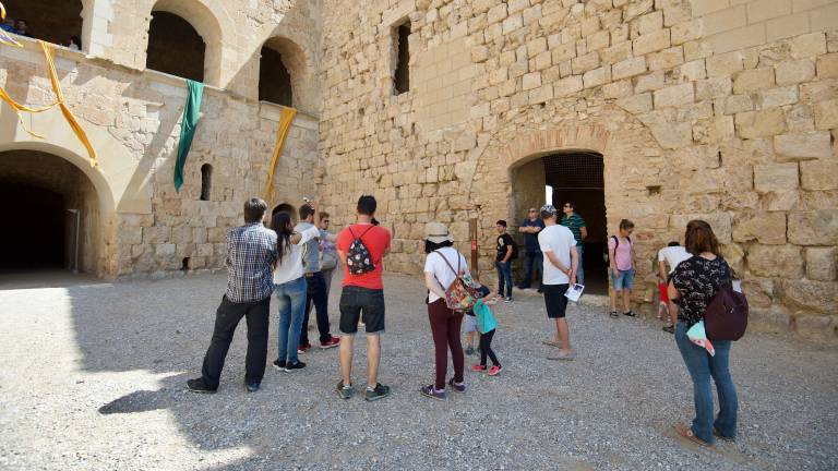 Un grup de visitants al castell de Miravet. FOTO: JOAN REVILLAS
