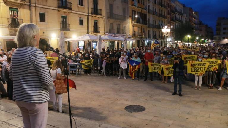 Imatge de la concentració en suport a Puigdemont d'aquest vespre a la plaça de la Font. Foto: ACN