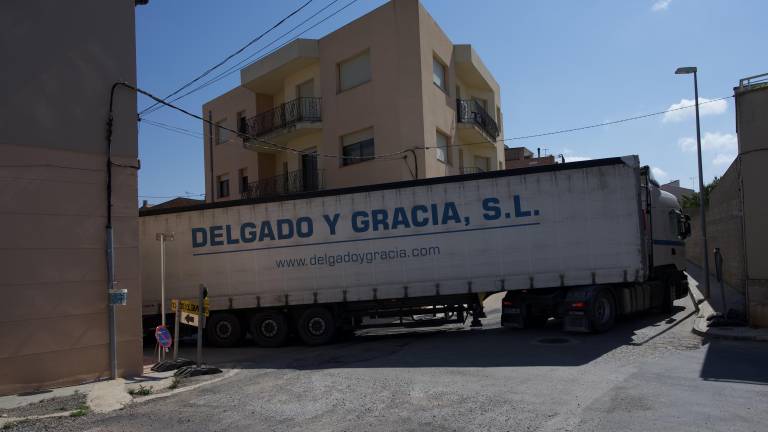 Un camió de gran tonatge, amb dificultats per passar per dins del nucli urbà de Gandesa, ahir. FOTO: JOAN REVILLAS