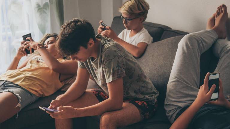 Varios adolescentes conectados a internet con sus teléfonos móviles. FOTO: GETTY IMAGES