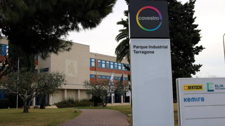 Vista general de la planta de Covestro en Tarragona, con un cartel en primer término.