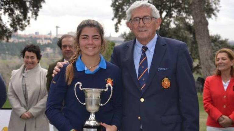 Anna Cañadó con su trofeo de campeona junto al presidente de la RFEG, Gonzaga Escuriaza.