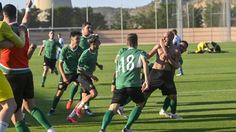 Los jugadores del Ascó celebran el tanto del ascenso conseguido por Adri Fernández. FOTO: JOAN REVILLAS