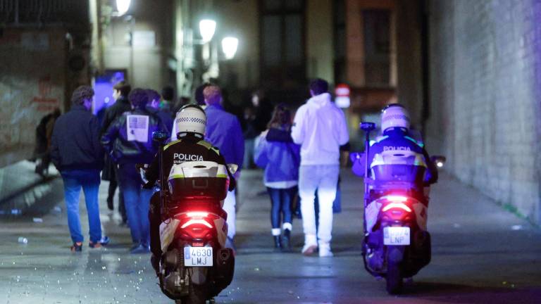 Imagen de la Guàrdia Urbana de Barcelona asegurándose que se cumple el toque de queda. Foto: EFE