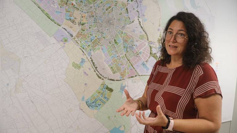 La concejala de Urbanisme i Mobilitat, Marina Berasategui, junto a un plano de Reus. FOTO: ALBA MARINÉ