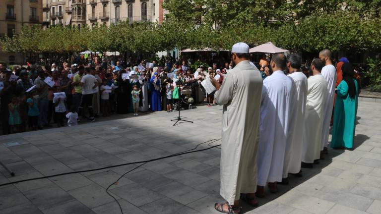Pla obert de la concentració islàmica a Valls, amb diversos membres de l'associació islàmica de Valls d'esquenes. Imatge del 26 d'agost de 2017