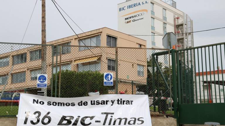 Exterior de l'empresa Bic Graphic a Tarragona, i d'un cartell penjat fora on s'hi llegeix que 'No som d'usar i tirar' i la xifra de '136' en referència als treballadors afectats per l'ERO, el 2 de maig del 2017. Foto: ACN