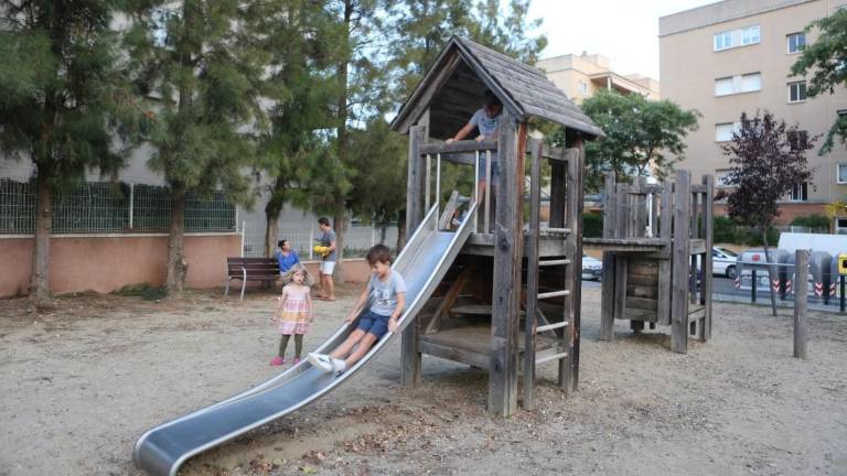 La imagen de algunos parques infantiles de Salou se está deteriorando. FOTO: Alba Mariné