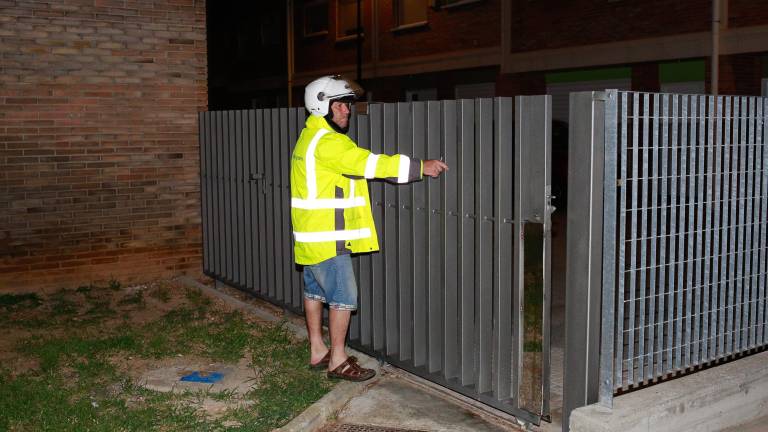 El encargado, cerrando la puerta de la plaza de la Festa Major del barrio Mas Vilanova. FOTO: Fabián Acidres