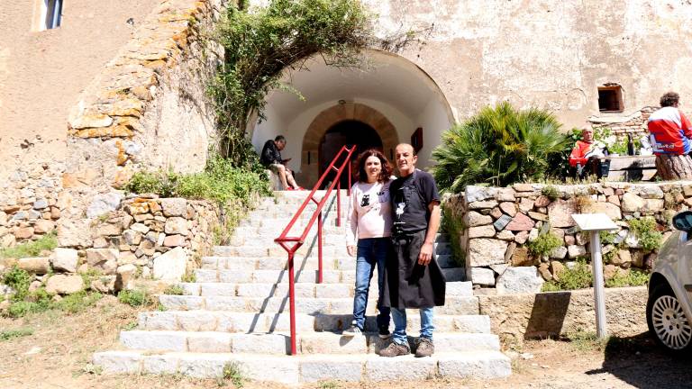 Pla general d’en Pere Ferré i la Mònica Arbós, els nous ermitans de l’ermita de la Mare de Déu de Puigcerver. Foto: ACN