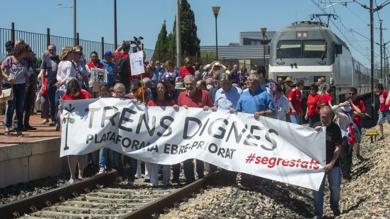 La plataforma Trens Dignes cortando la vía ferroviaria para pedir mejoras, en una manifestación en la estación de l’Aldea. FOTO: JOAN REVILLAS