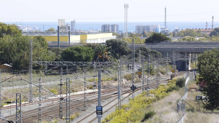 La estación se ubicará en un punto indeterminado del cruce de vías entre el Corredor del Mediterrani y la línea convencional. foto: pere ferré