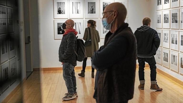 Algunos visitantes observando la exposición de Queralt el pasado viernes por la tarde. Foto: Àngel Ullate