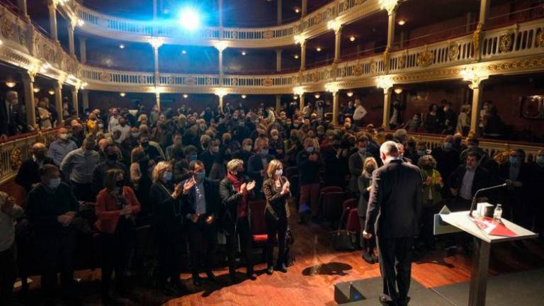 L’alcalde de Reus, Carles Pellicer, rep els aplaudiments dels assistents en acabar la seva conferència al Teatre Bartrina. FOTO: FABIÁN ACIDRES