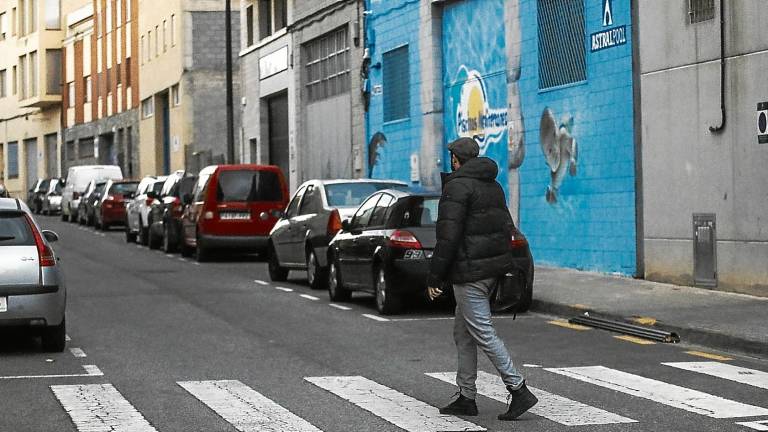 La calle Comandant Sugranyes es una de las «más conflictivas» según vecinos de Parcel·les Cases. FOTO: ÀNGEL ULLATE