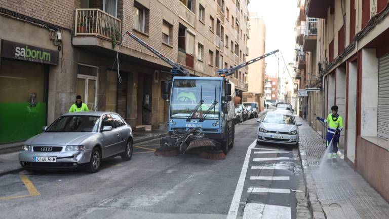 Uno de los nuevos vehículos de Reus Net baldeando las calles. FOTO: ALBA MARINÉ