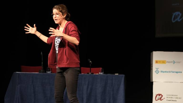 Helena González, de Big Van, abrió el acto con un monólogo científico. Foto: Fabián Acidres