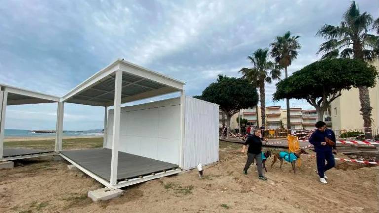 El primero de los nuevos chiringuitos instalado se halla en la playa de Llosa de Cambrils. FOTO: Alfredo González